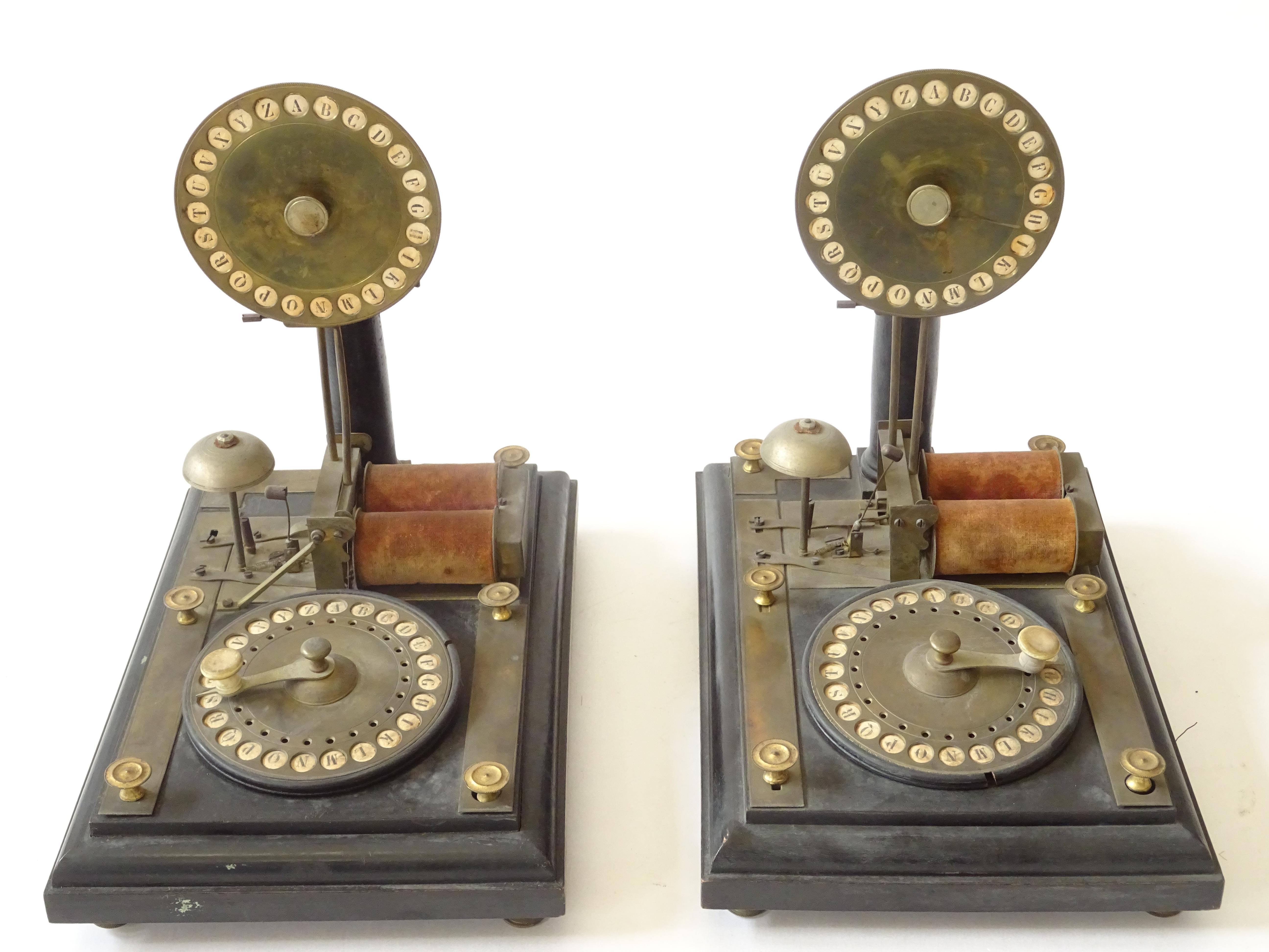 coppia di telefoni a lettera