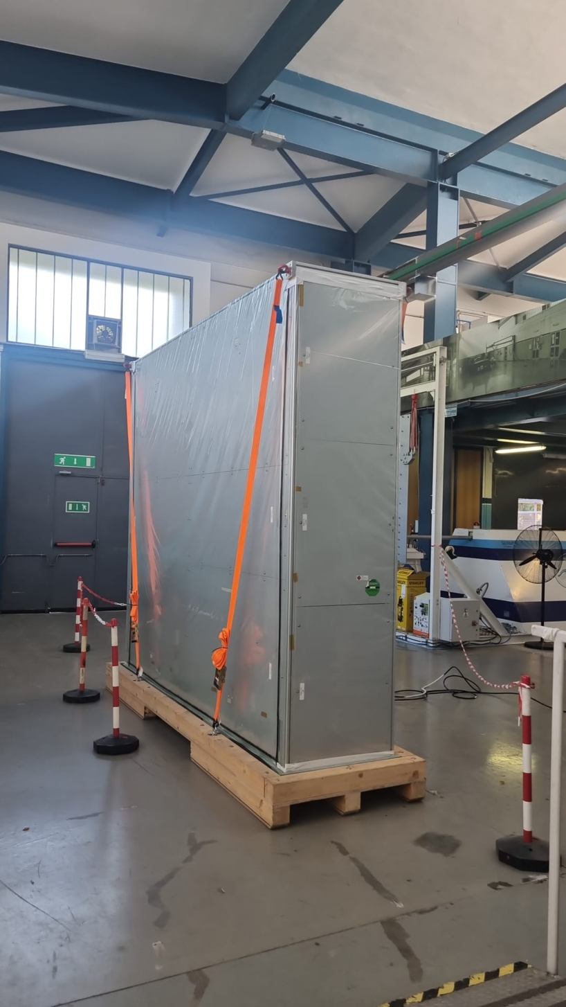 L0 nella sua box di trasporto prima di essere caricato nel camion che lo riporterà al CERN.